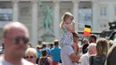 Seorang anak kecil memegang bendera nasional ketika melihat parade selama perayaan Hari Nasional Belgia di Brussels, Kamis (21/7). Belgia dalam status waspada sejak tragedi Bom Brussels yang menewaskan 34 orang pada 22 Maret 2016 lalu. (Foto: Arie Asona)