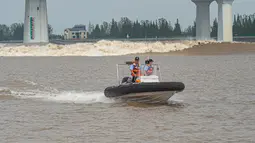 Polisi patroli di Sungai Qiantang menjelang terjadinya gelombang pasang di Hangzhou, Zhejiang, China, 4 Oktober 2020. Gelombang pasang Sungai Qiantang yang terkenal dengan tinggi dan kecepatannya, terjadi bertepatan dengan libur Hari Nasional dan Festival Pertengahan Musim Gugur. (Xinhua/Jiang Han)