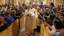 <p>Patriark Latin Yerusalem, Pierbattista Pizzaballa memimpin Misa Malam Natal di Kompleks Gereja Kelahiran Yesus, Bethlehem, Tepi Barat, Minggu (25/12/2022). Setelah dua tahun tutup karena COVID-19, jemaat kembali menghadiri ibadah tersebut kendati jumlahnya tidak sebanyak sebelum pandemi. (Ahmad Gharabli/Pool Photo via AP)</p>