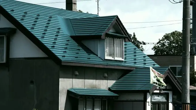 Ilustrasi Model Rumah Atap Miring (Credit: Taichi Nakamura/Unsplash)