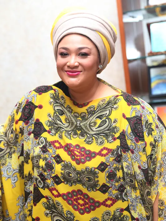 Dewi Hughes pun selalu mencontohkan dirinya yang selalu memberi bimbingan pada sang anak. Seperti mendampingi saat mengakses dari dunia maya, lebih baik ia lakukan hal tersebut dibanding harus melarang anak. (Andy Masela/Bintang.com)