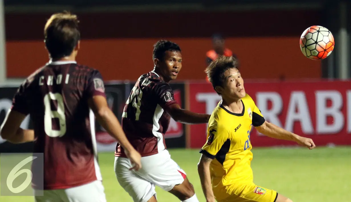 Penyerang Mitra Kukar, Oh Inkyun (kanan) berebut bola dengan pemain Persegres GU saat turnamen Piala Presiden 2017 di Stadion Maguwoharjo, Sleman, Sabtu (4/2). Laga ini dimenangkan Mitra Kukar dengan skor 1-0. (Liputan6.com/Helmi Fithriansyah)