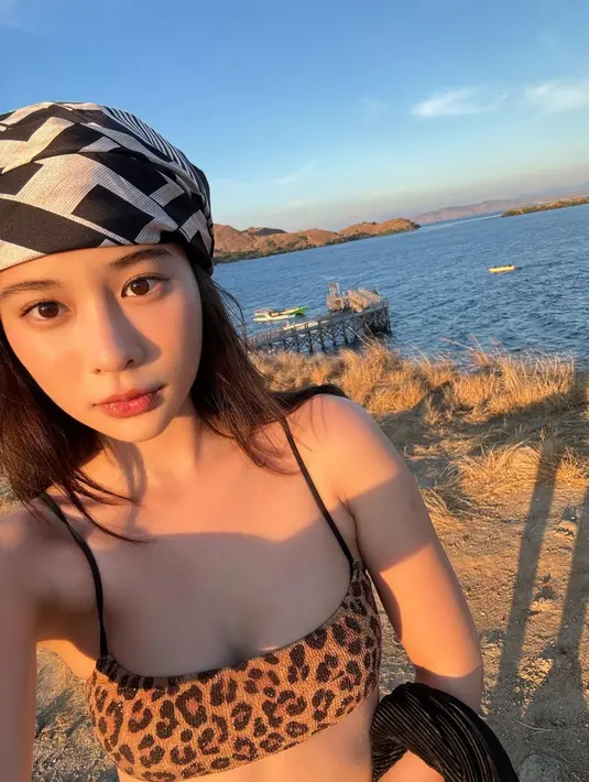 Makin stylish, ia melengkapi penampilannya dengan scarf yang dijadikan bandana sebagai aksesori. [@supassra_sp].