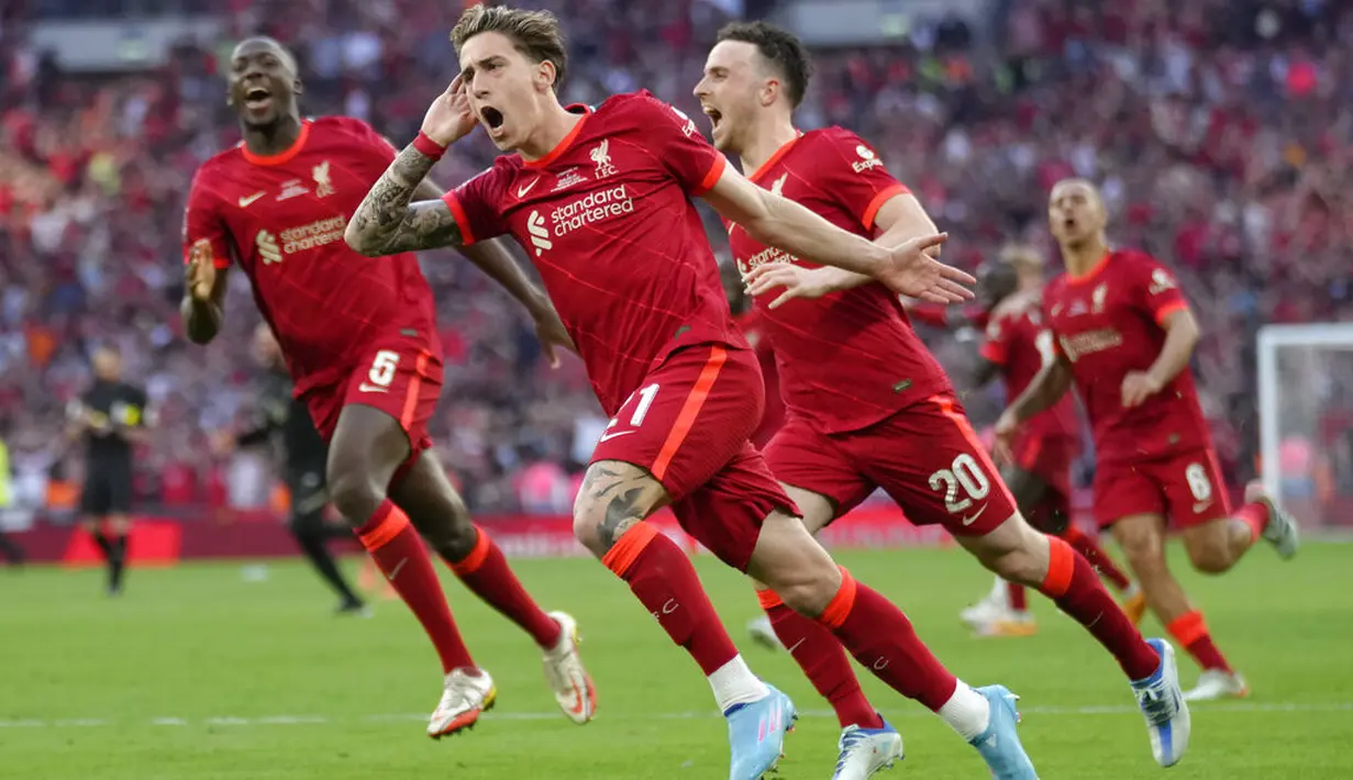 Kostas Tsimikas jadi penendang ketujuh sekaligus penentu kemenangan The Reds dengan skor 6-5. Ia berhasil mencetak gol dan menjadi pahlawan Liverpool. (AP/Kirsty Wigglesworth)