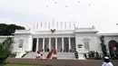 Pesawat tempur melintasi udara saat upacara HUT ke-76 TNI yang diikuti Presiden Joko Widodo atau Jokowi dan Wakil Presiden Ma'ruf Amin di halaman Istana Merdeka, Jakarta, Selasa (5/10/2021). (Foto: Istana Kepresidenan)