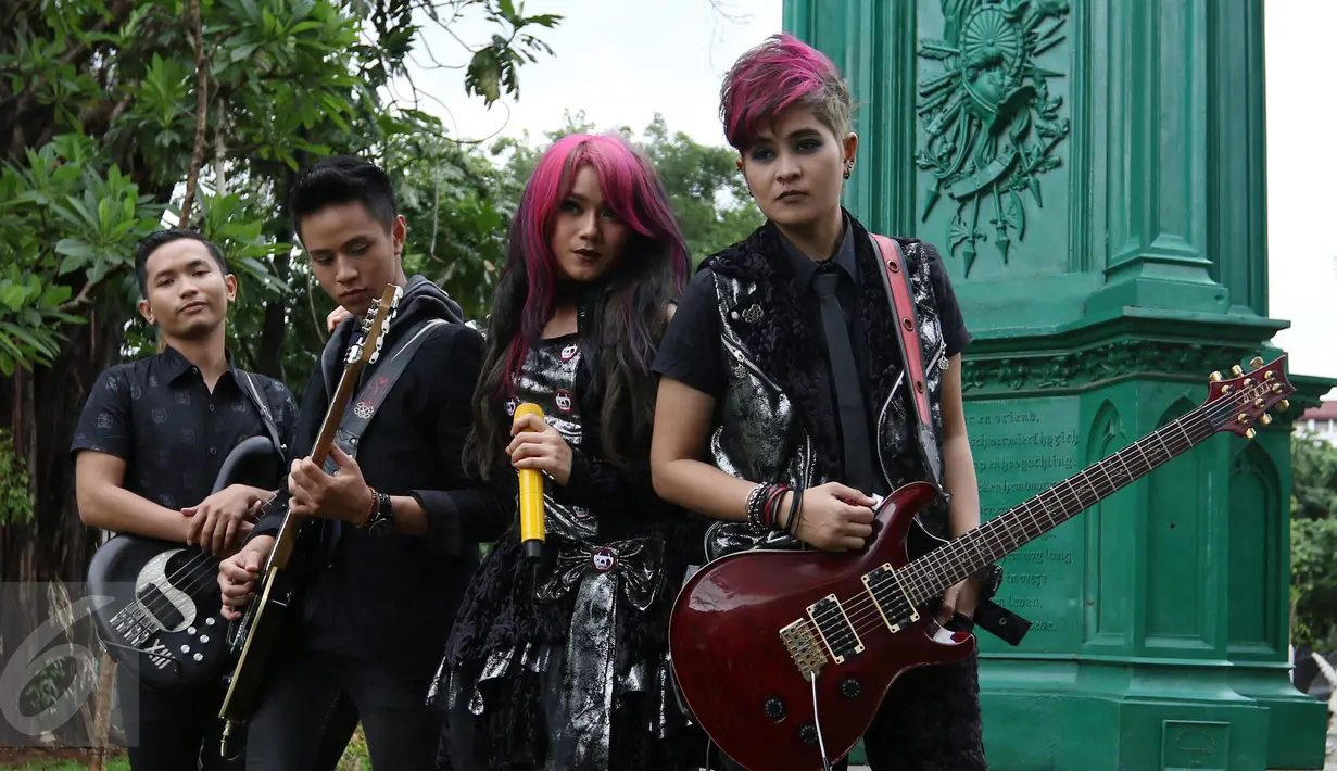 Personel The Virgin saat pembuatan video klip 'Bungkam' di Museum Taman Prasasti, Jakarta, Sabtu (23/1/2016). Nuansa gothic begitu kental di video klip 'Bungkam' ini. (Liputan6.com/Herman Zakharia)