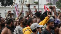 Warga Papua mengambil bagian dalam demonstrasi di depan istana kepresidenan di Jakarta pada 28 Agustus 2019. (AFP Photo/Bay Ismoyo)