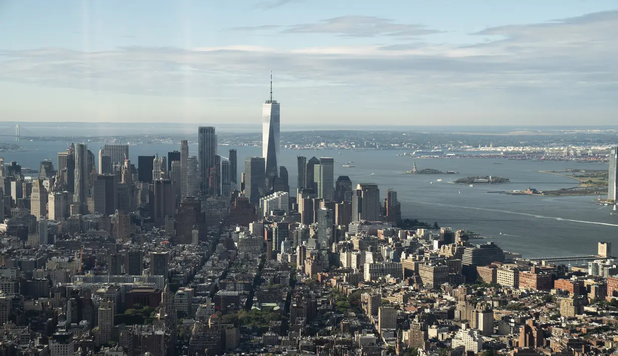 Suasana Kota Manhattan dari ruangan observatorium di lantai 102 Gedung Empire State yang baru direnovasi di New York (10/10/2019). Dari lantai 102, pengunjung akan melihat pemandangan 360 derajat Kota New York. (AFP Photo/Drew Angerer)