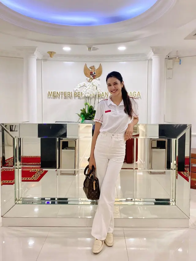 Bertugas di Kemenpora, Ini 7 Potret Mikha Tambayong Bersama Para Atlet