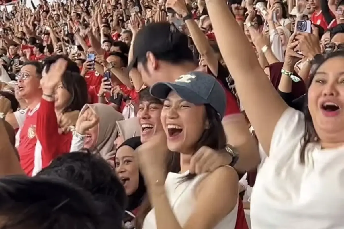 Azizah Salsha Serba Putih  saat Menyaksikan Timnas Indonesia vs Arab