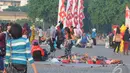 Tak ada Satpol PP yang berjaga di sekitar kawasan Monas. Para PKL ini asyik menjejekan dagangannya kepada para pengunjung Monas, Jakarta, Kamis (28/8/2014) (Liputan6.com/Herman Zakharia)