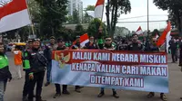 Ratusan pengemudi ojek online atau ojol menggelar aksi unjuk rasa memprotes pernyataan bos taksi Malaysia di depan Gedung Sate, Kota Bandung, Selasa (3/9/2019). (Liputan6.com/Huyogo Simbolon)