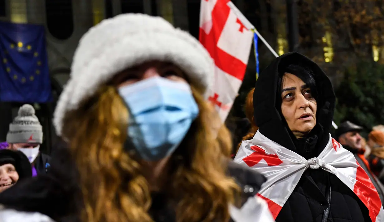 Wakil Menteri Dalam Negeri Georgia, Aleksandre Darakhvelidze mengatakan 298 orang telah ditahan dan 143 petugas polisi terluka selama beberapa hari demonstrasi di Ibu Kota Georgia, Tbilisi. (KAREN MINASYAN/AFP)