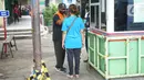 Petugas mengecek suhu tubuh pengunjung yang masuk ke kawasan Pasar Minggu, Jakarta, Selasa (23/6/2020). Pascapenutupan tiga hari terkait ditemukannya tiga pedagang yang positif COVID-19, pengunjung Pasar Minggu kini diwajibkan mencuci tangan dan cek suhu tubuh. (Liputan6.com/Immanuel Antonius)
