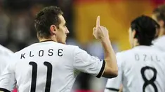 Selebrasi striker Miroslav Klose seusai mencetak gol pertama Jerman ke gawang Kazakhstan dalam lanjutan kualifikasi Euro 2012 Grup A di Fritz-Walter Stadion, 26 Maret 2011. Jerman unggul 4-0. AFP PHOTO / JOHANNES EISELE