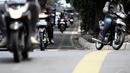 Minimnya jalur khusus sepeda yang tersedia di Jakarta membuat para pengguna sepeda harus berebut jalan dengan kendaraan bermotor. Foto diambil pada Kamis (4/12/2014). (Liputan6.com/Faizal Fanani)