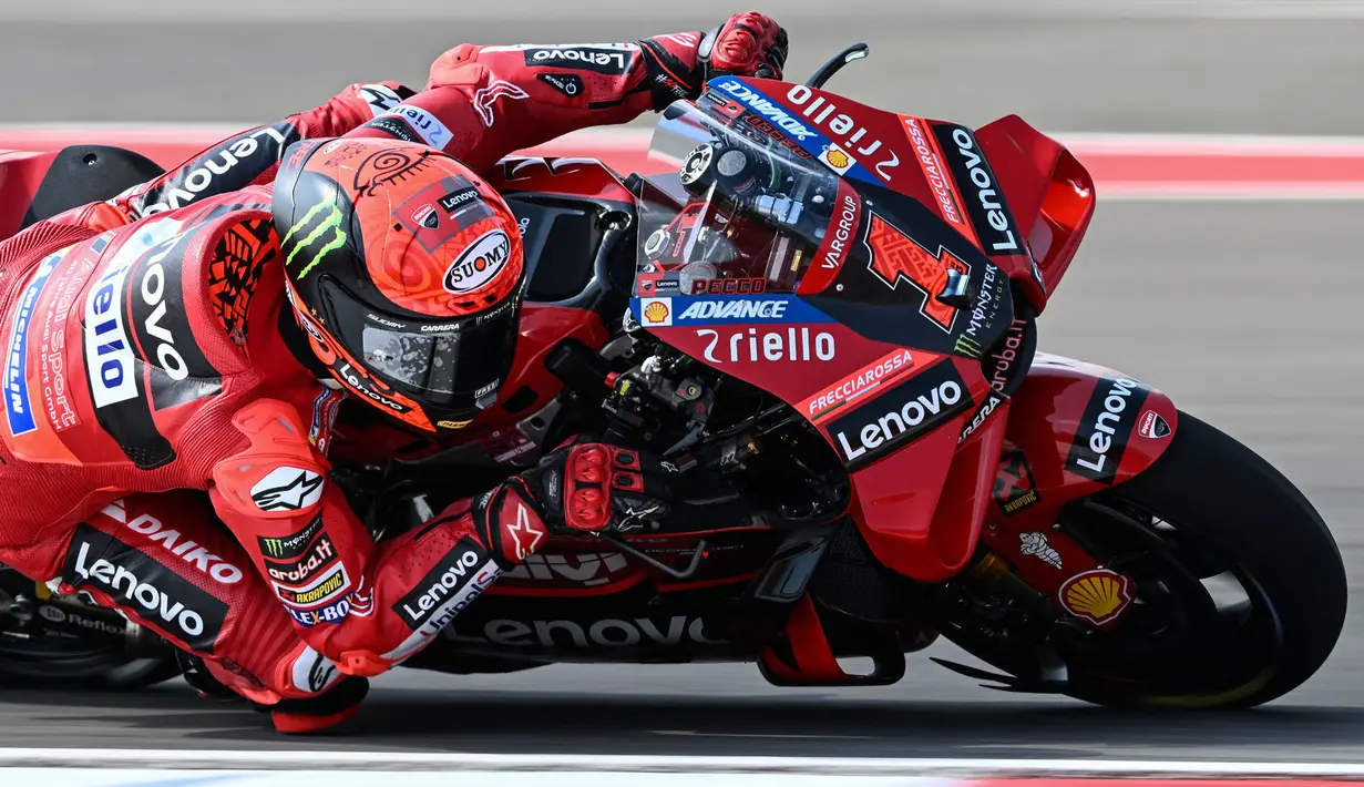 Pembalap Ducati Lenovo, Francesco Bagnaia memacu motornya saat sesi latihan bebas MotoGP Indonesia 2023 di Sirkuit Mandalika, Lombok, Nusa Tenggara Barat, Jumat (13/10/2023). Sang juara bertahan gagal maasuk Q2 setelah hanya mampu mengamankan urutan ke-16 saat FP2. (AFP/Sonny Tumbaleka)