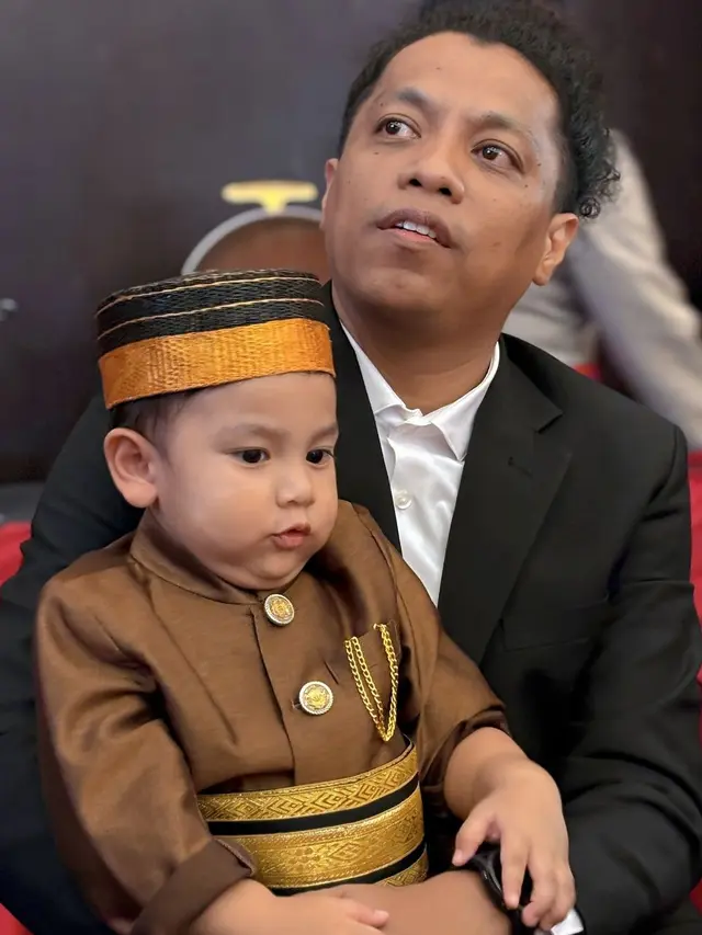 6 Potret Indah Permatasari dan Arie Kriting Kondangan ke Pernikahan Mamat Alkatiri