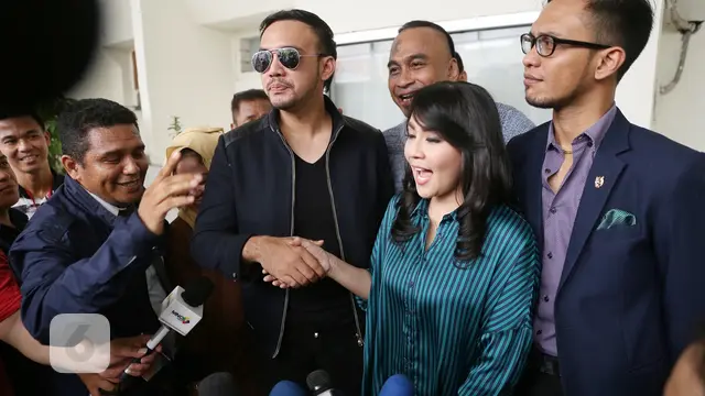 [Bintang] Tessa Kaunang dan Sandy Tumiwa