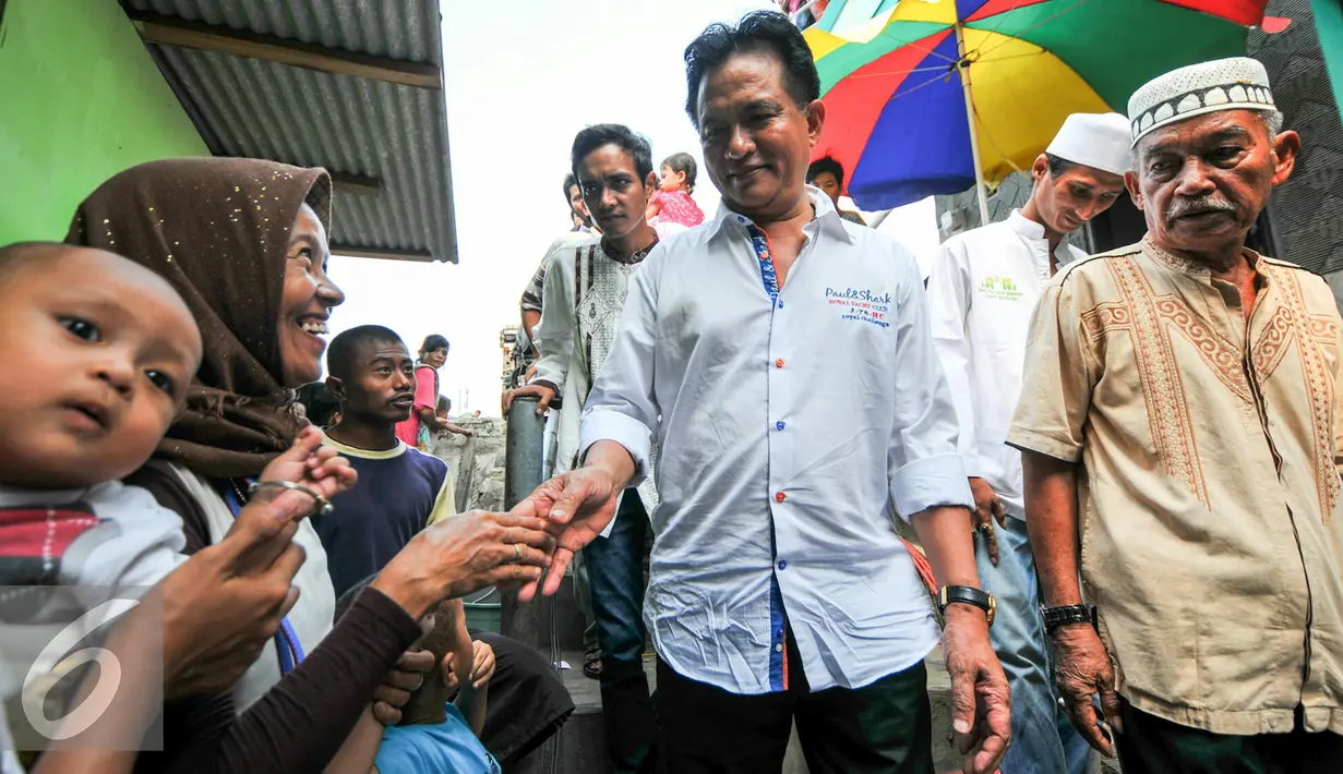 Bacagub DKI Jakarta, Yusril menyalami warga gusuran kampung pasar ikan, Jakarta, Rabu (20/4). Yusril datang untuk melihat kondisi warga yang tetap bertahan tinggal di perahu. (Liputan6.com/Yoppy Renato)