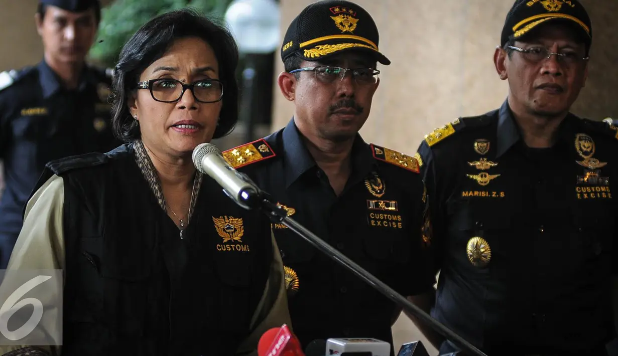 Menkeu Sri Mulyani mengumumkan besarnya tarif cukai rokok 2017 di Kantor Pusat Bea Cukai, Jakarta, Jumat (30/9). Pemerintah mengeluarkan kebijakan cukai yang baru melalui Peraturan Menteri Keuangan No 147/PMK.010/2016. (Liputan6.com/Faizal Fanani)