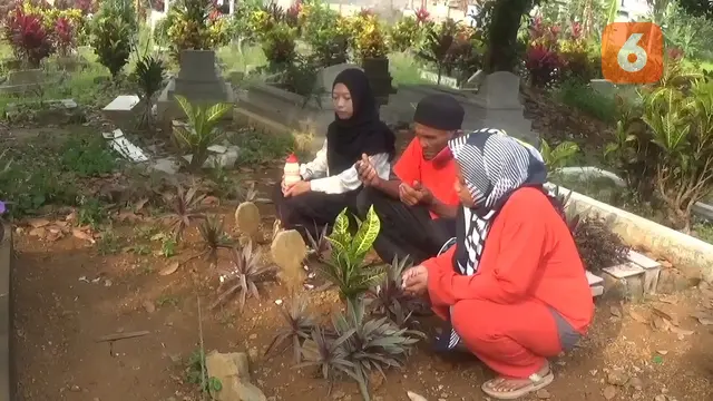 Keluarga Dini Sera Afrianti, korban tewas dalam kasus penganiayaan oleh kakasihnya Gregorius Ronald Tanur yang divonis bebas oleh hakim PN Surabaya (Liputan6.com/Fira Syahrin).