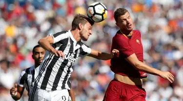 Bek Juventus, Daniele Rugani berebut bola udara dengan penyerang AS Roma, Edin Dzeko saat bertanding di ajang ICC 2017 di Gillette Stadium, Foxborough (31/7). Juventus menang adu penalti setelah imbang 1-1. (AP Photo/Damian Strohmeyer)