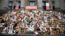 Sebanyak 740 boneka beruang atau Teddy Bears terlihat dipajang di tangga Concert Hall, Berlin, Kamis (15/3). Boneka beruang ini melambangkan 740 ribu anak pengungsi Suriah yang tidak dapat bersekolah. (AFP PHOTO/Odd ANDERSEN)