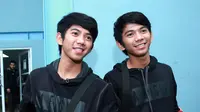 Lantaran memiliki wajah yang sama pula Rizki dan Ridho sering menanggung beban yang justru bukan ditujukan kepadanya. Meski begitu duo kembar ini tetap kompak dengan melakukan hal menyenangkan bersama. (Deki Prayoga/Bintang.com)