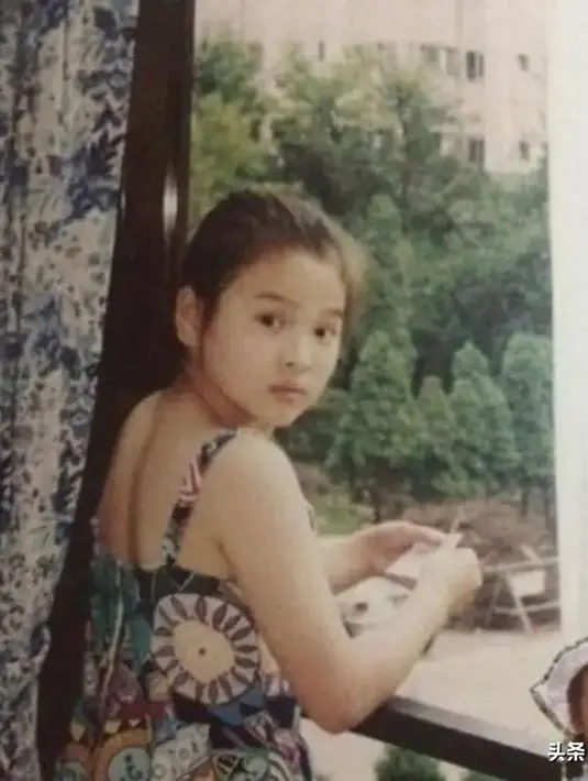 Song Hye Kyo kecil memang sudah berparas menawan. Foto perempuan berusia 41 tahun ini sukses bikin para fansnya merasa gemas. Tak heran foto masa kecil Song Hye Kyo pun banjir pujian. (Liputan6.com/IG/kyokyo1112)