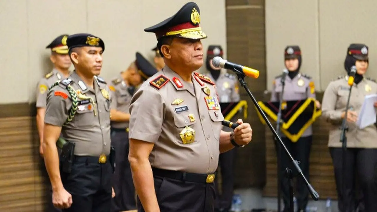 Kapolda Riau Irjen Widodo Eko Prihastopo yang diganti Kapolri Tito Karnavian.
