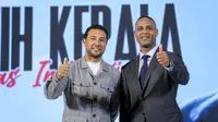 Pelatih kepala baru Timnas Indonesia, Patrick Kluivert bersama asisten pelatih Denny Lanzaat berfoto bersama pada acara konferensi pers mengenai perkenalan pelatih baru Timnas Indonesia di Hotel Mulia, Senayan, Jakarta, Minggu (12/01/2025). (Bola.com/Bagaskara Lazuardi)