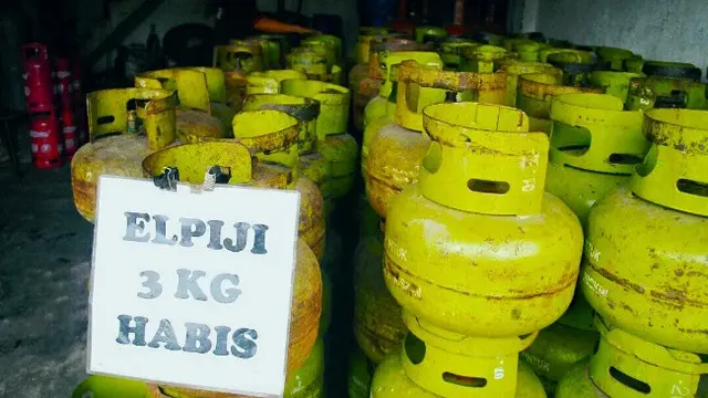 Salah tempat penyaluran tabung gas elpiji bersubsidi di Pekanbaru.