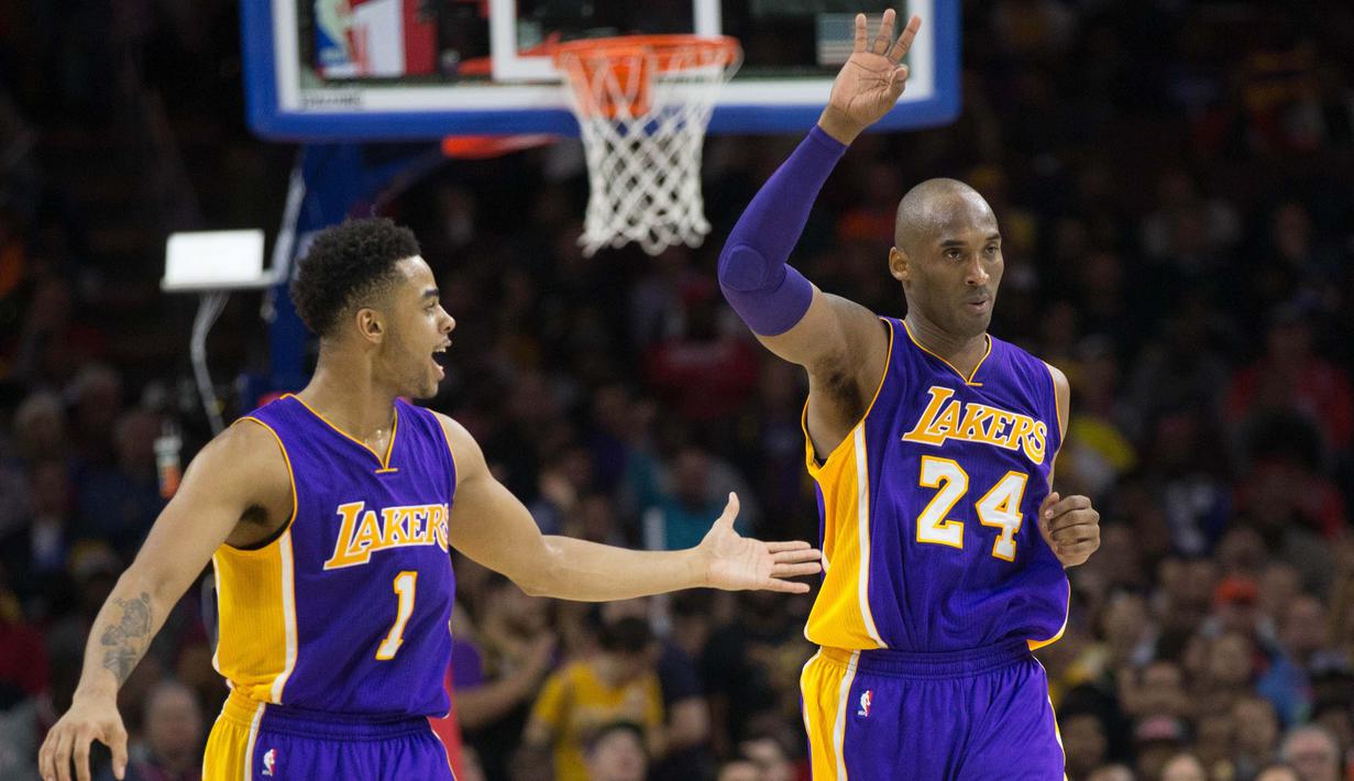 Bintang Los Angeles Lakers, Kobe Bryant (24) merayakan tembakan tiga point bersama rekannya D'Angelo Russell (1) saat laga NBA di Wells Fargo Center, Philadelphia, Selasa (1/12/2015). (Reuters/Bill Streicher-USA TODAY Sports)
