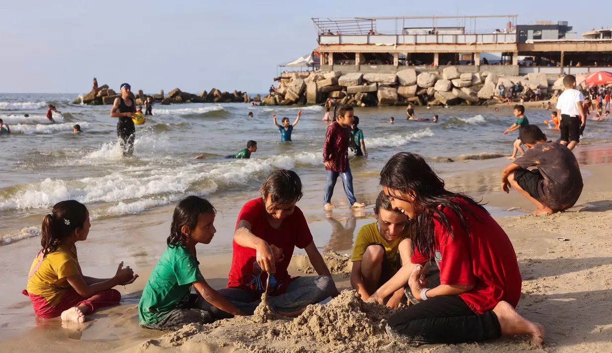 Tempat wisata tersebut selalu dipadati pengunjung dari berbagai kalangan, mulai anak muda hingga keluarga, sehingga pada saat ramai pengunjung, pantai Gaza nampak seperti sedang mengadakan suatu festival. (Omar AL-QATTAA/AFP)