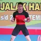 Lifter Jawa Barat, Deni melambaikan tangan usai mengangkat beban 183kg clean and jerk kelas 69kg PON XIX Jabar di Gymnasium Si Jalak Harupat, Kab Bandung, Rabu (21/9). Deni meraih emas dengan total angkatan 328kg. (Liputan6.com/Helmi Fithriansyah)