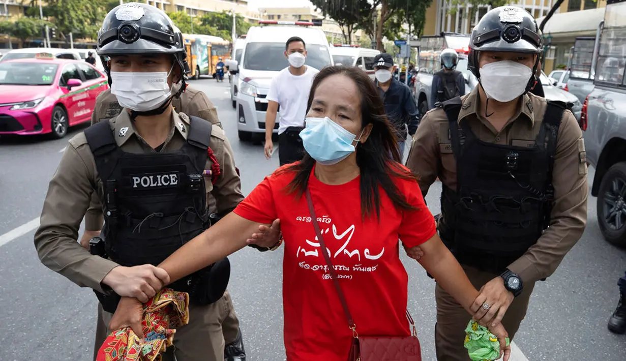 Polisi mengeluarkan pengunjuk rasa dari Monumen Demokrasi saat berbaris untuk menyerahkan surat kepada para pemimpin di tempat KTT APEC, Bangkok, Thailand, Jumat (18/11/2022). KTT APEC yang berlangsung pada tanggal 18-19 November 2022 diwarnai aksi unjuk rasa. (AP Photo/Wason Wanichakorn)