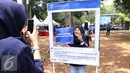 Pengunjug berfoto di dalam frame dalam festival laut 2015 di taman Kridaloka,  Senayan, Jakarta, Sabtu (19/9/2015). Festival bertujuan untuk mengenalkan dunia laut Indonesia kepada masyarakat serta untuk menjaganya. (Liputan6.com/Angga Yuniar)