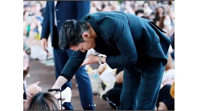 Kelabuhi Awak Media, Ini 7 Potret T.O.P Big Bang Saat Temui Fans Usai Wamil