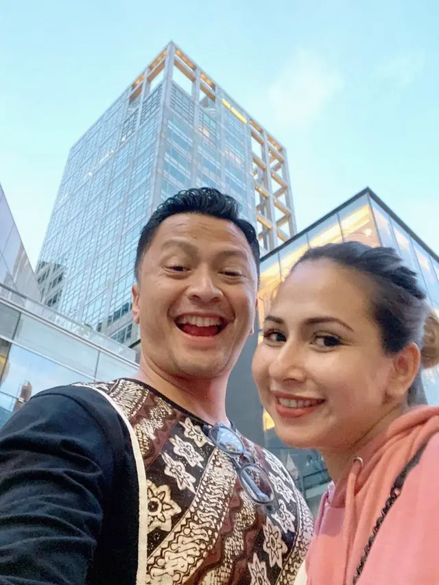 8 Tahun Bersama, Ini 6 Potret Mesra Deswita dan Ferry Maryadi