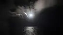 Rudal Tomahawk ditembakkan kapal perang AS yang ada di Laut Mediterania,menyasar pangkalan udara Suriah, Jumat (7/4). Perintah serangan terbuka ini yang pertama dilakukan Donald Trump sepanjang kepemimpinannya sebagai Presiden AS. (U.S. Navy via AP)