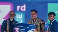 CEO Rumah Tempe Indonesia (RTI) Bela Putra Perdana tengeh menerima penghargaan setelah sukses meraih juara ke-3 ajang Food Startup Indonesia 2024 Kemenparekraf / Baparekraf RI. (Liputan6.com/Jayadi Supriadin)