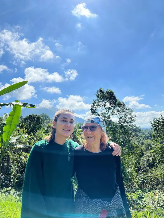 Tiga hari sebelumnya, Luna Maya mengunggah sejumlah foto dengan beragam pose dan ekspresi semringah seraya menulis caption, “Aku ketika Agustus datang.” Selain ulang tahun kemerdekaan Indonesia, Agustus merupakan hari lahir Desa Maya dan Luna Maya. Seperti diketahui, Luna Maya memperingati ulang tahun saban 26 Agustus. (Foto: Instagram @lunamaya)
