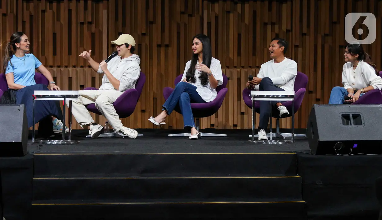 Dalam acara ini, Luna Maya bersama beberapa selebriti lainnya, seperti Maxime Bouttier, Audi Marissa, Tanta Ginting, dan Denalta Eunike, hadir untuk berbagi informasi mengenai acara tenis ini. (Liputan6.com/Herman Zakharia)