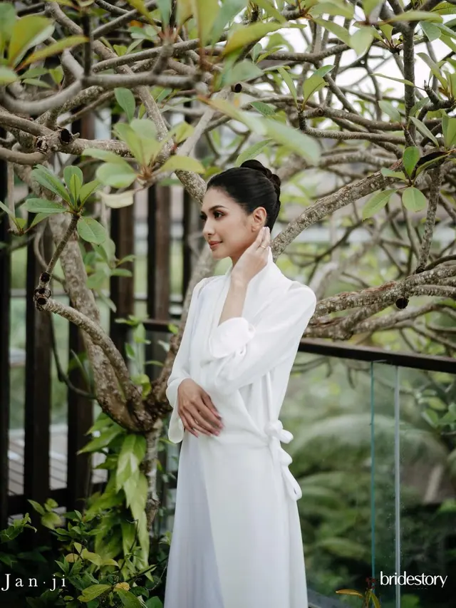 Bridal robe Mikha Tambayong