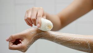 Ilustrasi Niat dan tata cara mandi wajib yang benar agar ibadah sah. (Photo by Sarah  Chai via Pexels)