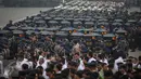 Polisi dan personel gabungan mengikuti apel gelar pasukan ops Mantap Praja Jaya dalam rangka PAM Pilkada Serentak 2017, yang dipimpin oleh Kapolri Jenderal Tito Karnavian, di Lapangan Monas, Jakarta, Rabu (12/10). (Liputan6.com/Faizal Fanani)