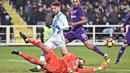Pemain SSC Napoli, Dries Mertens gagal mencetak gol saat dihadang kiper Fiorentina pada laga Serie A Italia di Artemio Franchi stadium, Florence, Italia, (22/12/2016).  (EPA/Maurizio Degl'innocenti)