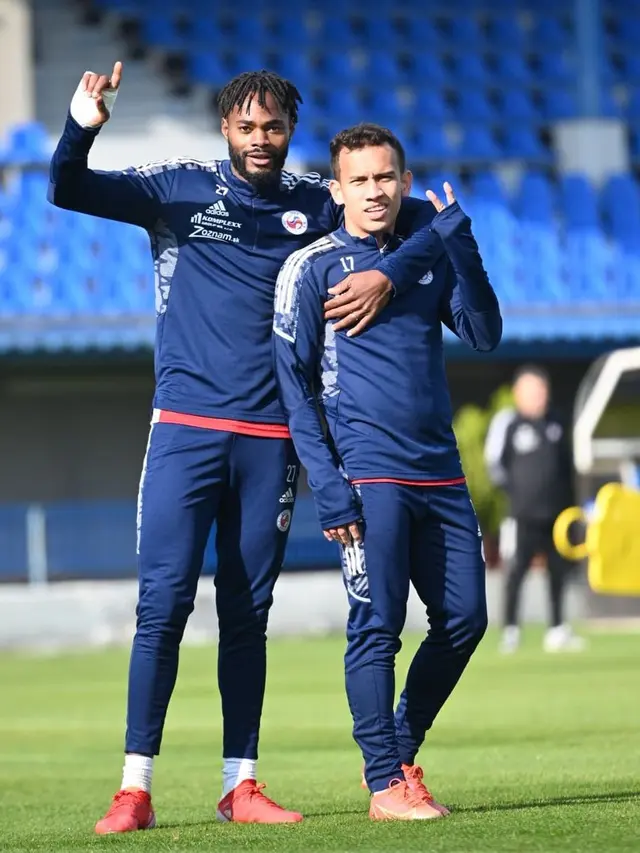 Egy Maulana Vikri (kanan) berpose di FK Senica.