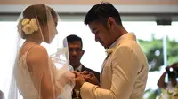 Aktor Chicco Jerikho memakaikan cincin kepada Putri Marino saat acara pernikahannya di Bali. Disaksikan keluarga dan sahabat, pernikahan tersebut berjalan dengan penuh kebahagiaan. (Instagram.com/chicco.jerikho)